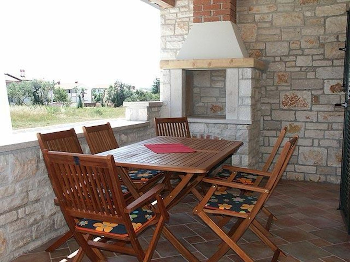 Istra, polsamostojna hiša z bazenom in pogledom na morje, 400 m od plaže