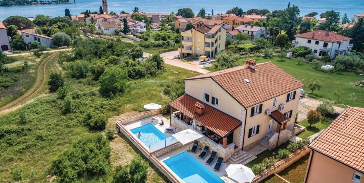 Istra, polsamostojna hiša z bazenom in pogledom na morje, 400 m od plaže