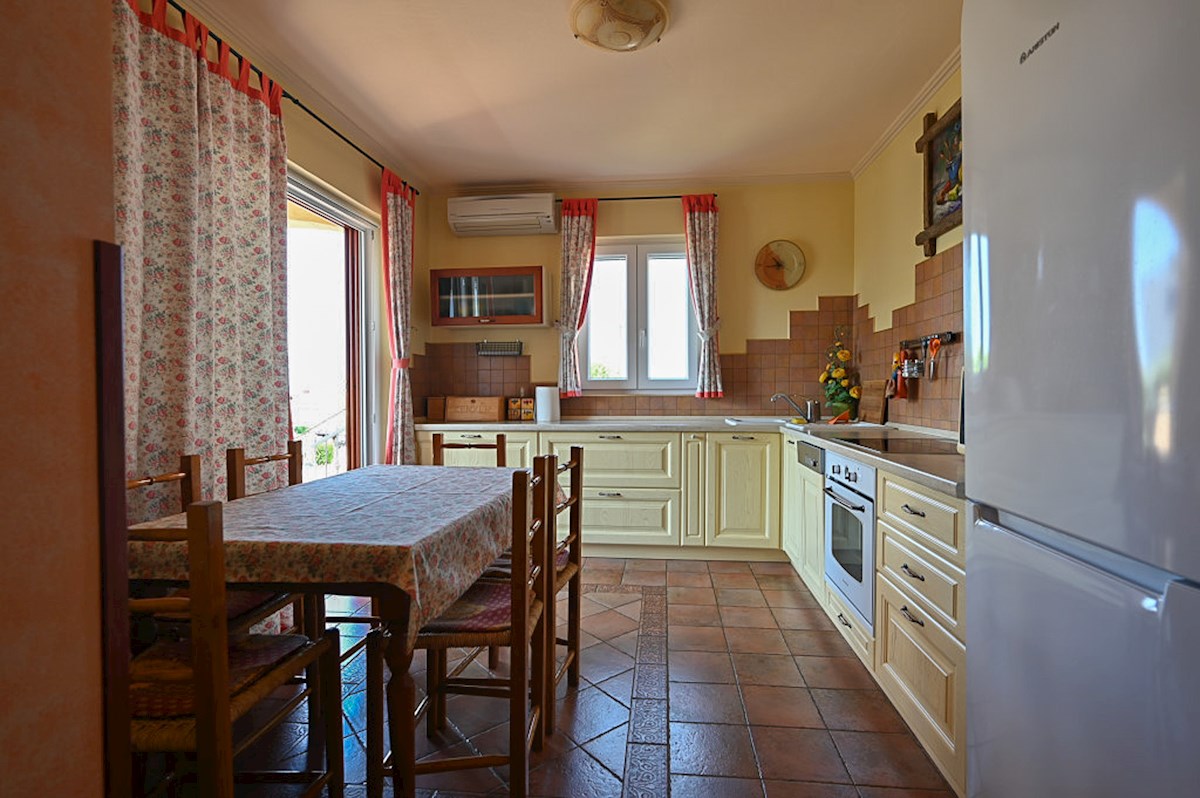 2-sobno stanovanje s teraso in parkirnim mestom, Novigrad – 86 m²