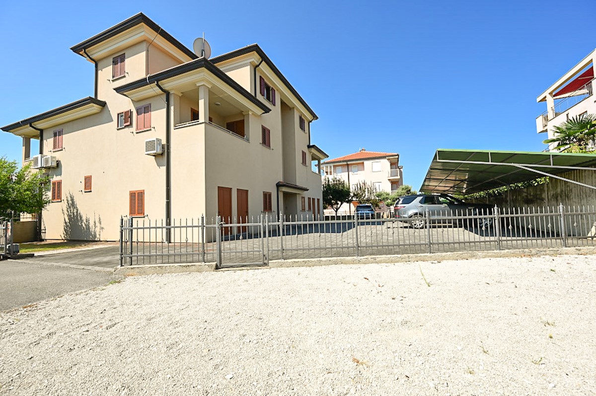 2-sobno stanovanje s teraso in parkirnim mestom, Novigrad – 86 m²