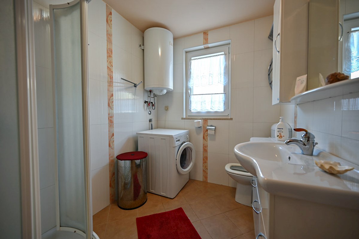 2-sobno stanovanje s teraso in parkirnim mestom, Novigrad – 86 m²