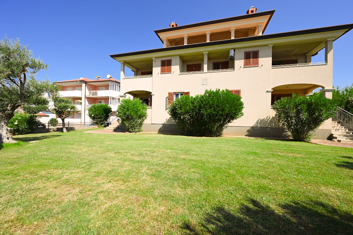 2-sobno stanovanje s teraso in parkirnim mestom, Novigrad – 86 m²