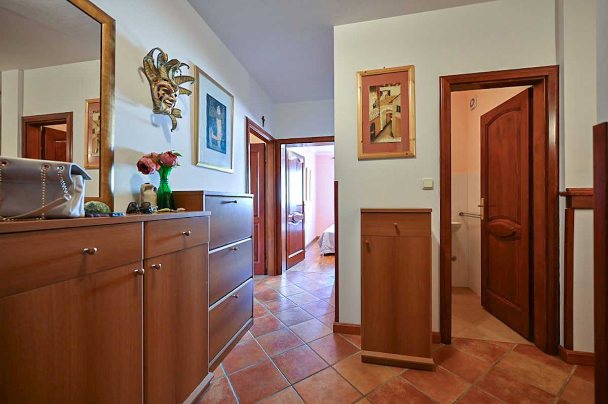 2-sobno stanovanje s teraso in parkirnim mestom, Novigrad – 86 m²