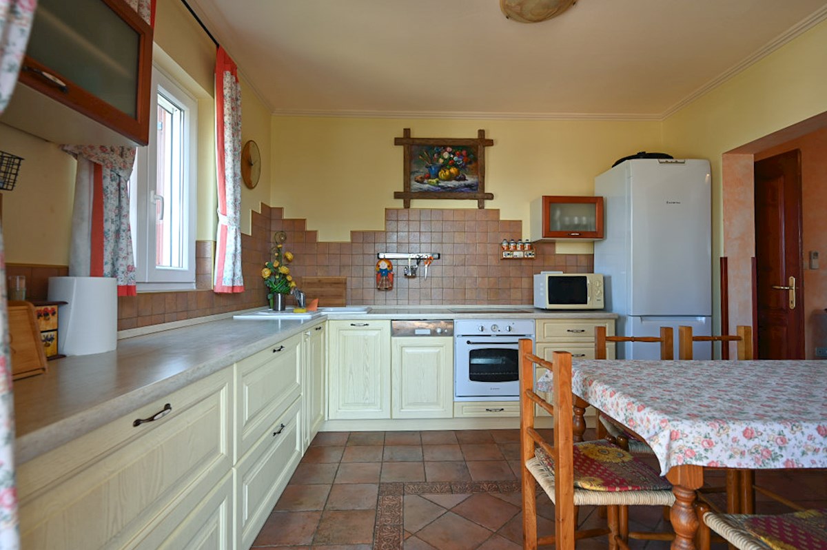 2-sobno stanovanje s teraso in parkirnim mestom, Novigrad – 86 m²