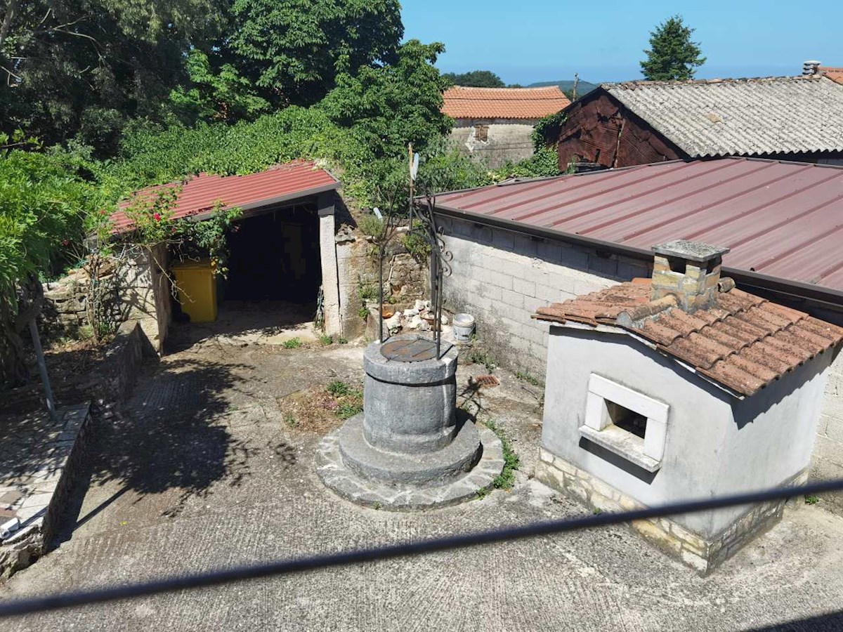 Obnovljena istrska kamnita hiša z velikim vrtom v mirni vasi blizu Poreča