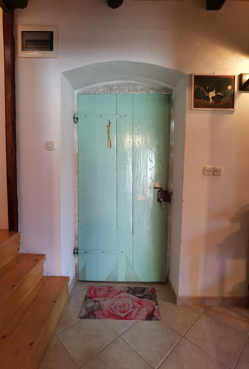 Obnovljena istrska kamnita hiša z velikim vrtom v mirni vasi blizu Poreča