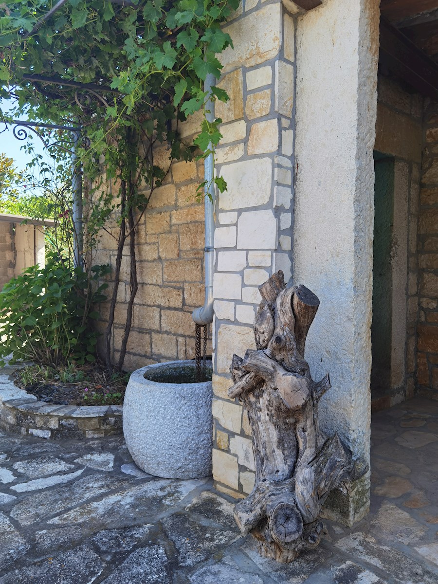 Obnovljena istrska kamnita hiša z velikim vrtom v mirni vasi blizu Poreča