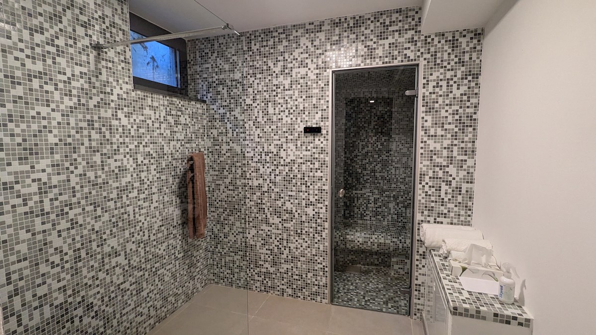 Vila naprodaj Poreč – Luksuzna hiša z bazenom, 500 m od morja