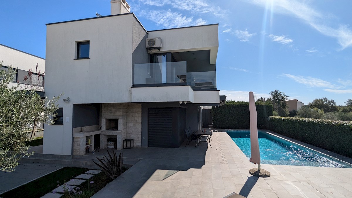 Vila naprodaj Poreč – Luksuzna hiša z bazenom, 500 m od morja