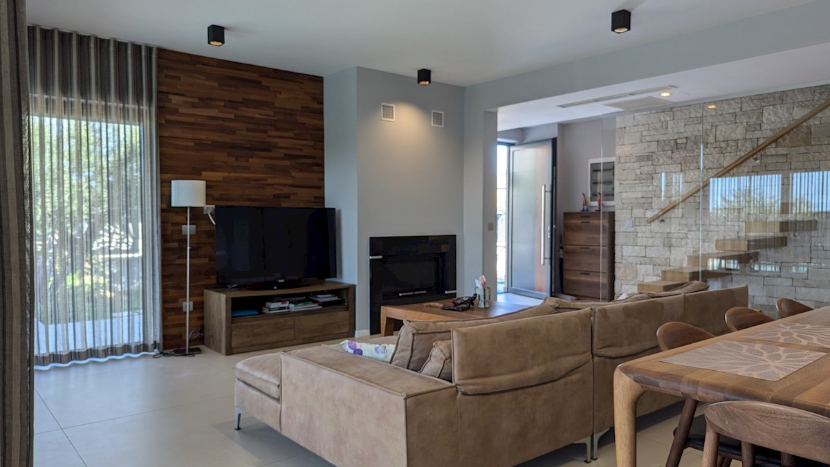 Vila naprodaj Poreč – Luksuzna hiša z bazenom, 500 m od morja