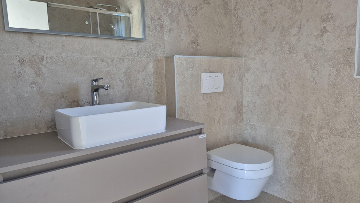 Stanovanje v pritličju z vrtom – novogradnja, 76 m², 2 parkirni mesti, blizu morja