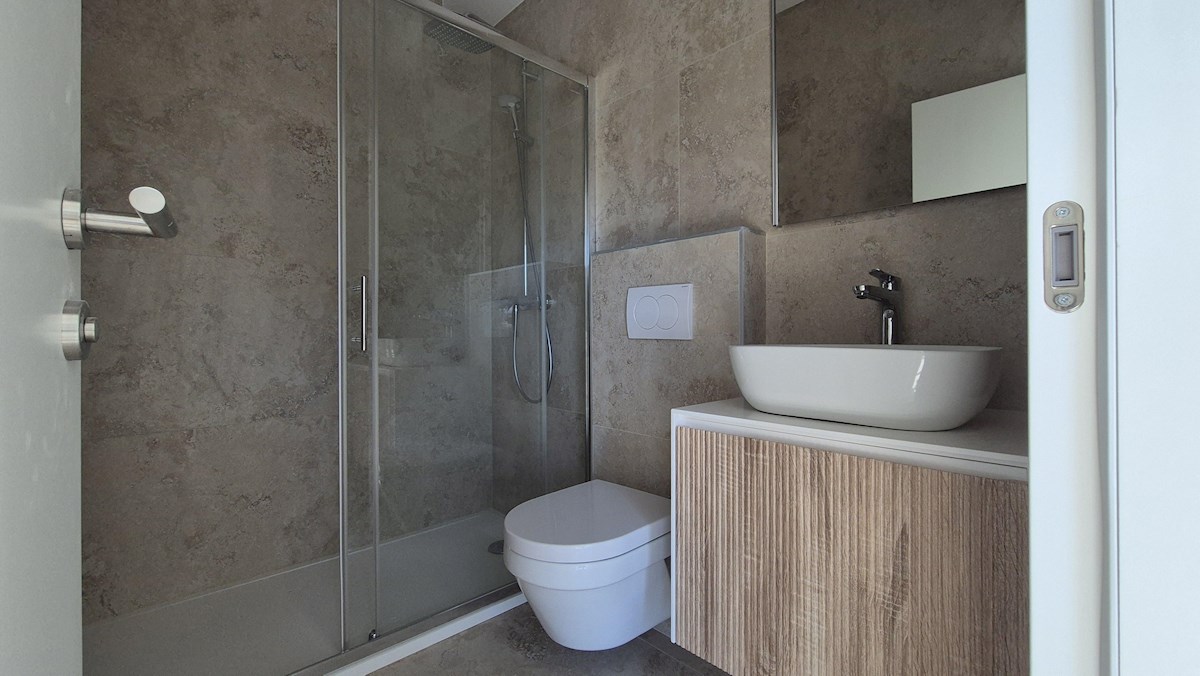 Stanovanje v pritličju z vrtom – novogradnja, 76 m², 2 parkirni mesti, blizu morja