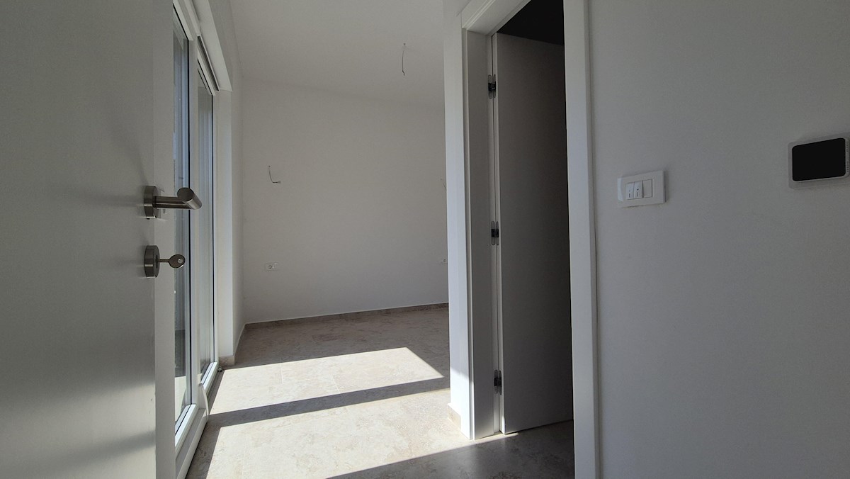 Stanovanje v pritličju z vrtom – novogradnja, 76 m², 2 parkirni mesti, blizu morja