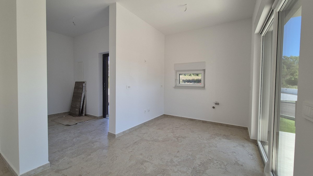 Stanovanje v pritličju z vrtom – novogradnja, 76 m², 2 parkirni mesti, blizu morja