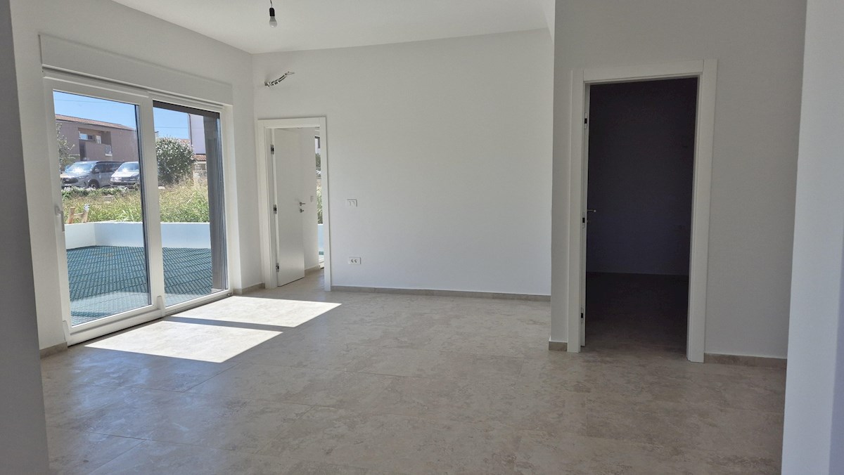 Stanovanje v pritličju z vrtom – novogradnja, 76 m², 2 parkirni mesti, blizu morja