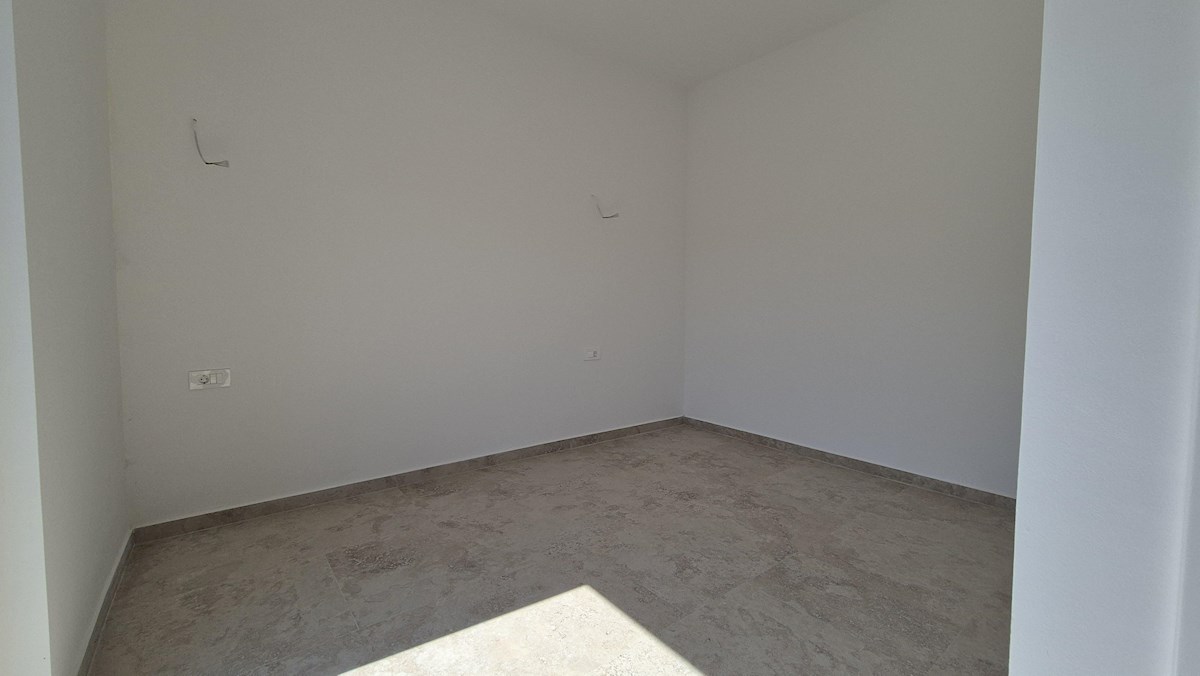 Stanovanje v pritličju z vrtom – novogradnja, 76 m², 2 parkirni mesti, blizu morja