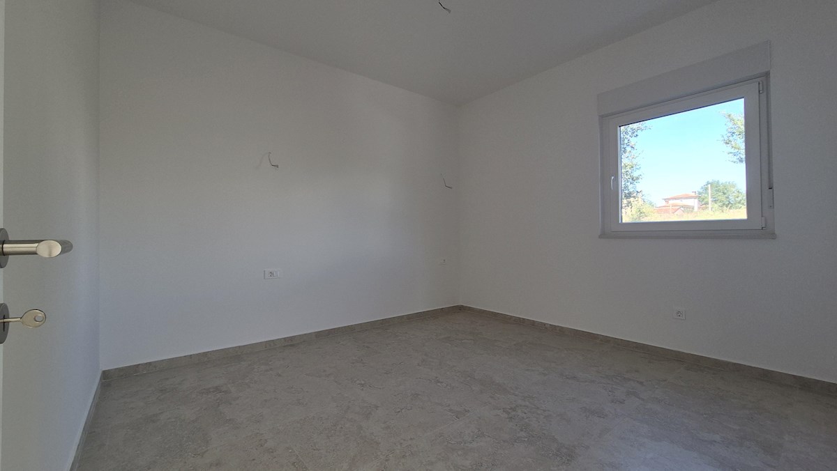 Stanovanje v pritličju z vrtom – novogradnja, 76 m², 2 parkirni mesti, blizu morja