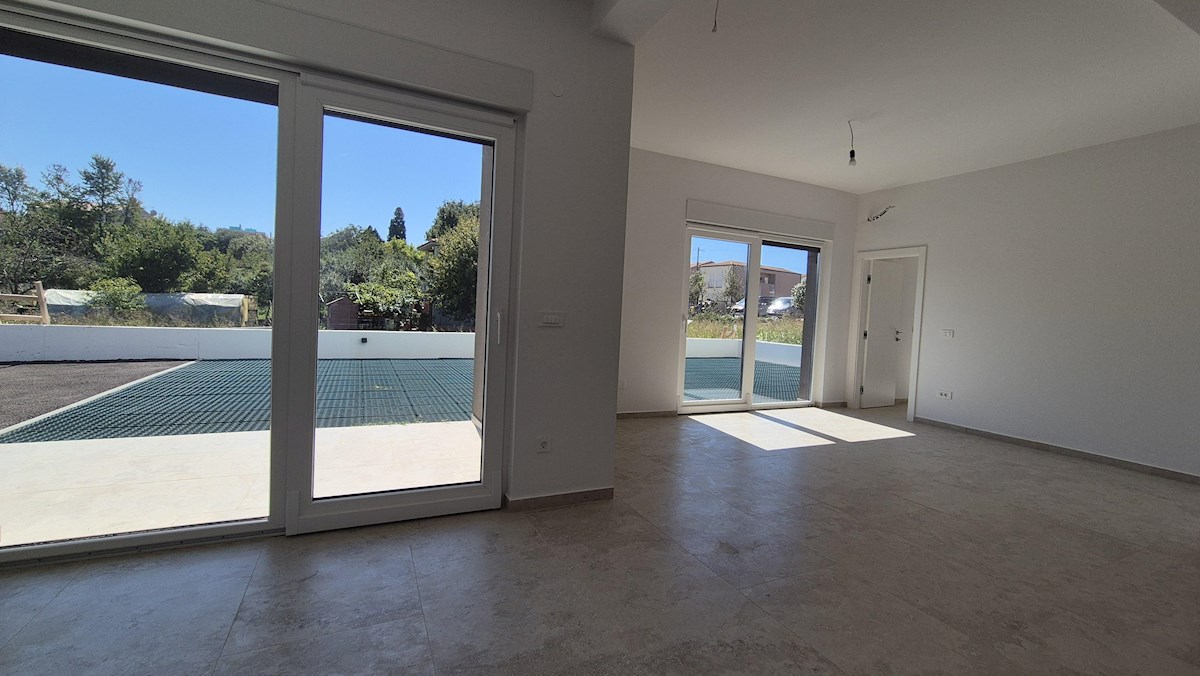 Stanovanje v pritličju z vrtom – novogradnja, 76 m², 2 parkirni mesti, blizu morja