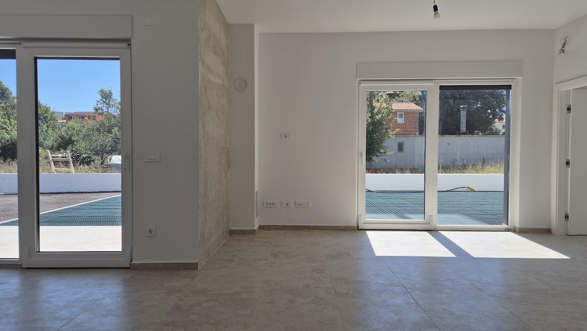 Stanovanje v pritličju z vrtom – novogradnja, 76 m², 2 parkirni mesti, blizu morja