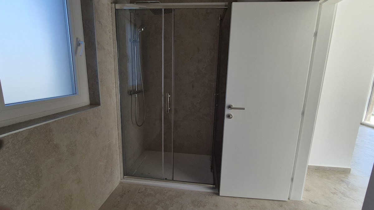 Stanovanje v pritličju z vrtom – novogradnja, 76 m², 2 parkirni mesti, blizu morja