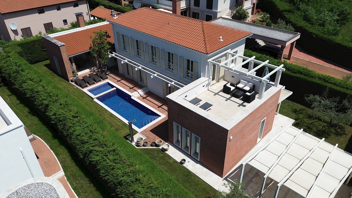 EKSKLUZIVNO: Vaše zasebno letovišče s 54 m2 velikim bazenom na zahodni obali Istre
