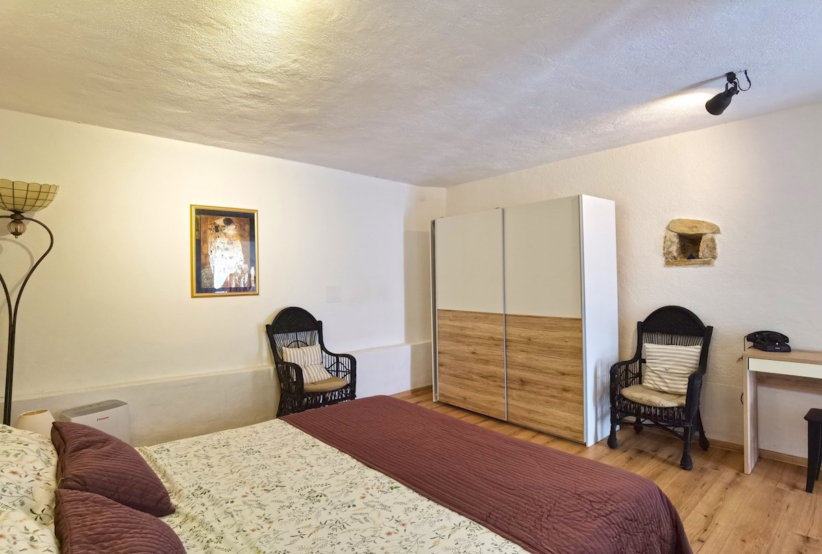 Hiša z bazenom v mirnem okolju – Brkač, Istra