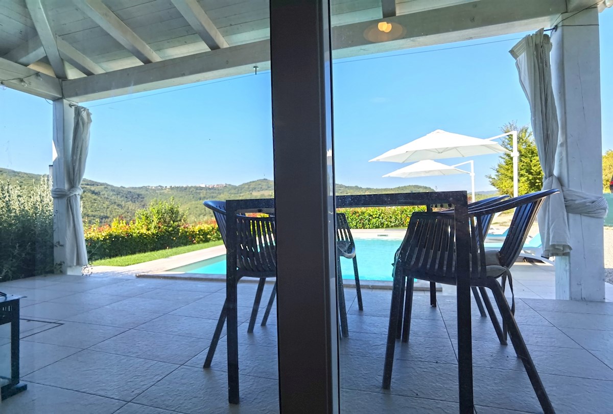 Hiša z bazenom v mirnem okolju – Brkač, Istra