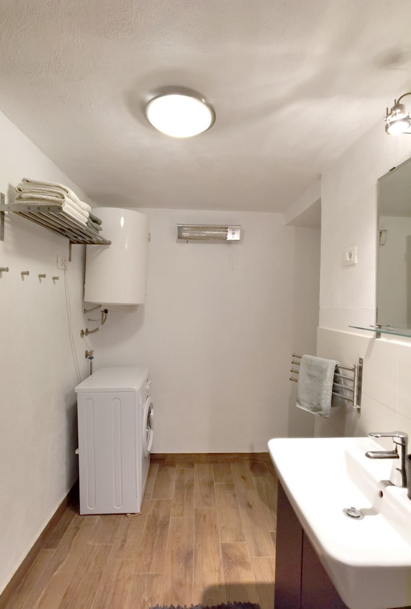 Hiša z bazenom v mirnem okolju – Brkač, Istra