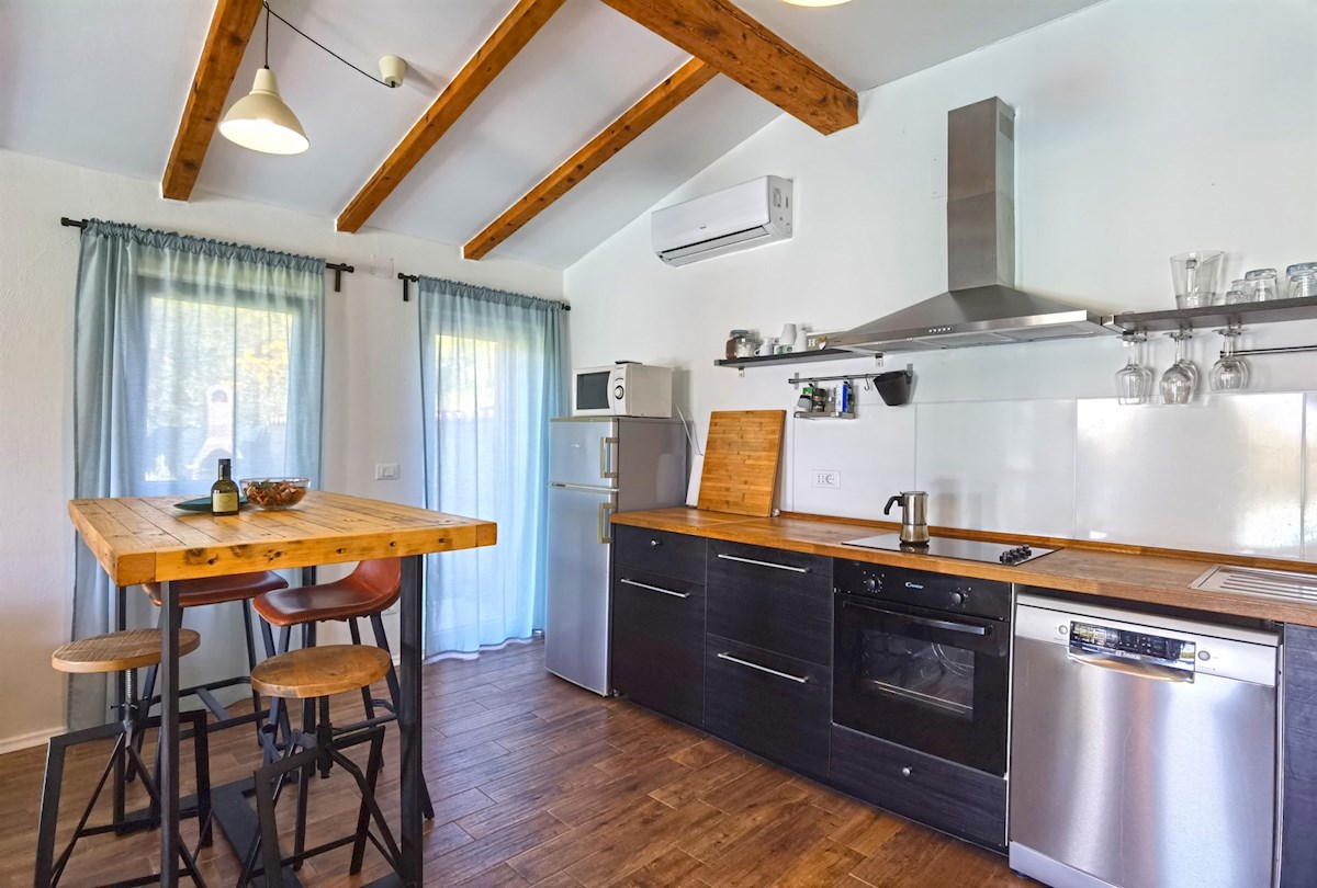 Hiša z bazenom v mirnem okolju – Brkač, Istra