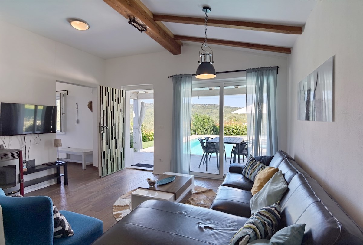 Hiša z bazenom v mirnem okolju – Brkač, Istra