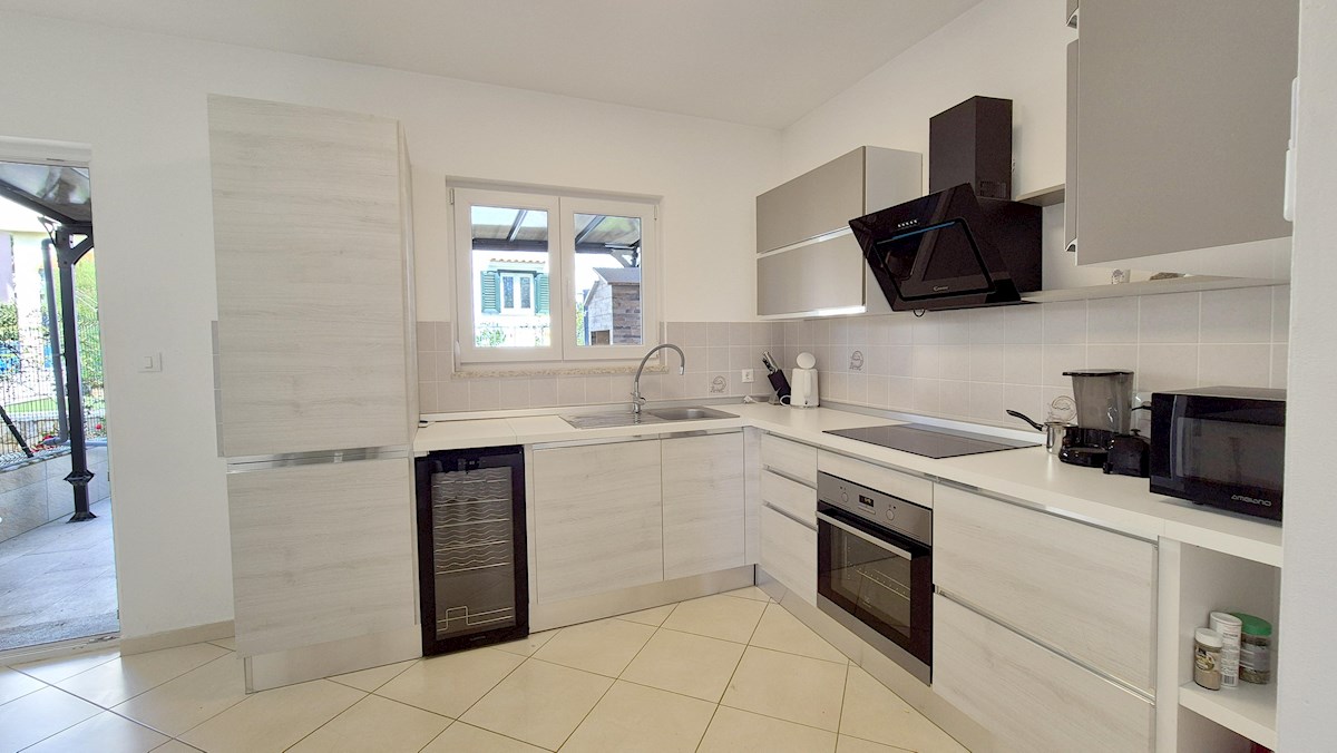 Vrstna hiša z jacuzzijem – 800 m od morja, okolica Poreča