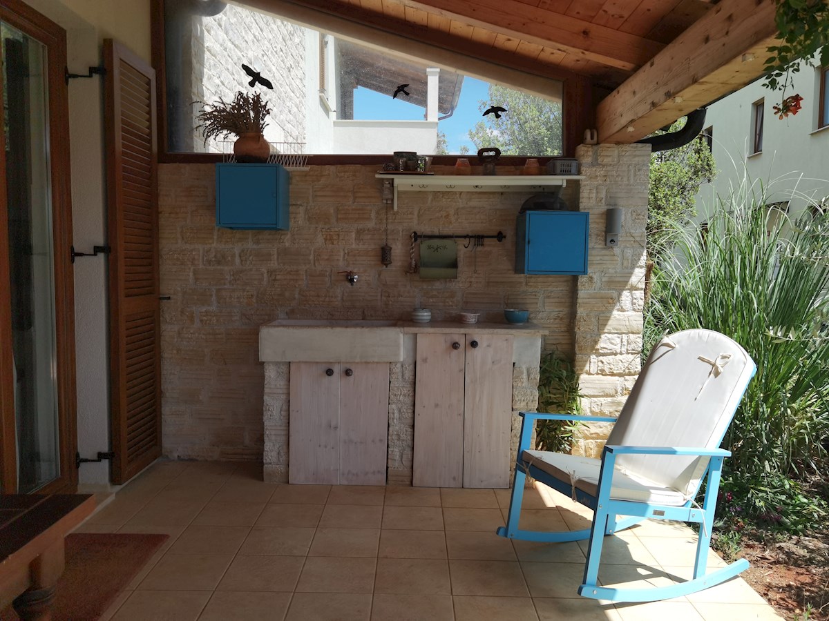 Očarljivo dvosobno stanovanje v pritličju z vrtom, nedaleč od Poreča