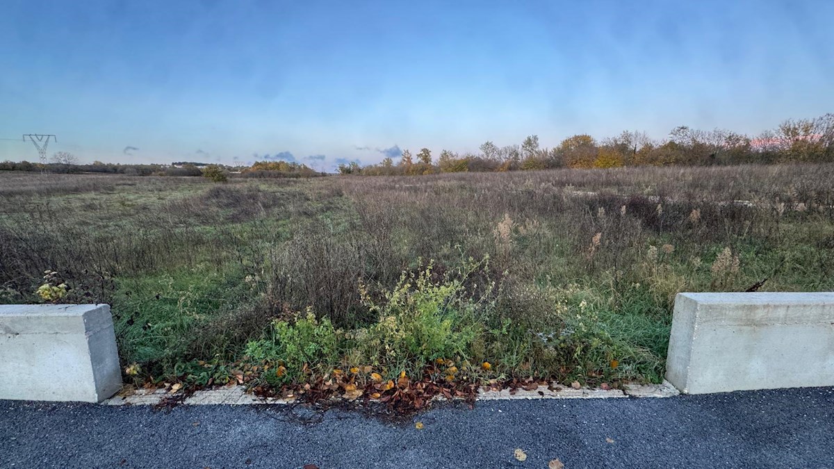 Gradbeno zemljišče z gradbenim dovoljenjem in infrastrukturo - Marčana, Istra