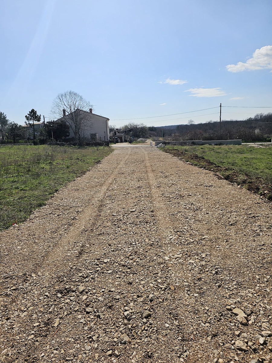 Gradbeno zemljišče z gradbenim dovoljenjem in infrastrukturo - Marčana, Istra