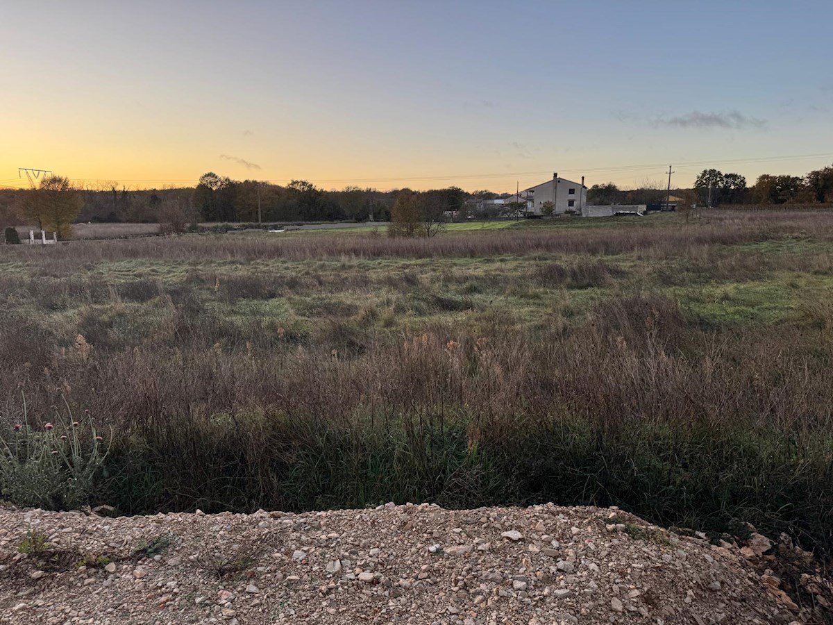 Gradbeno zemljišče z gradbenim dovoljenjem in infrastrukturo - Marčana, Istra
