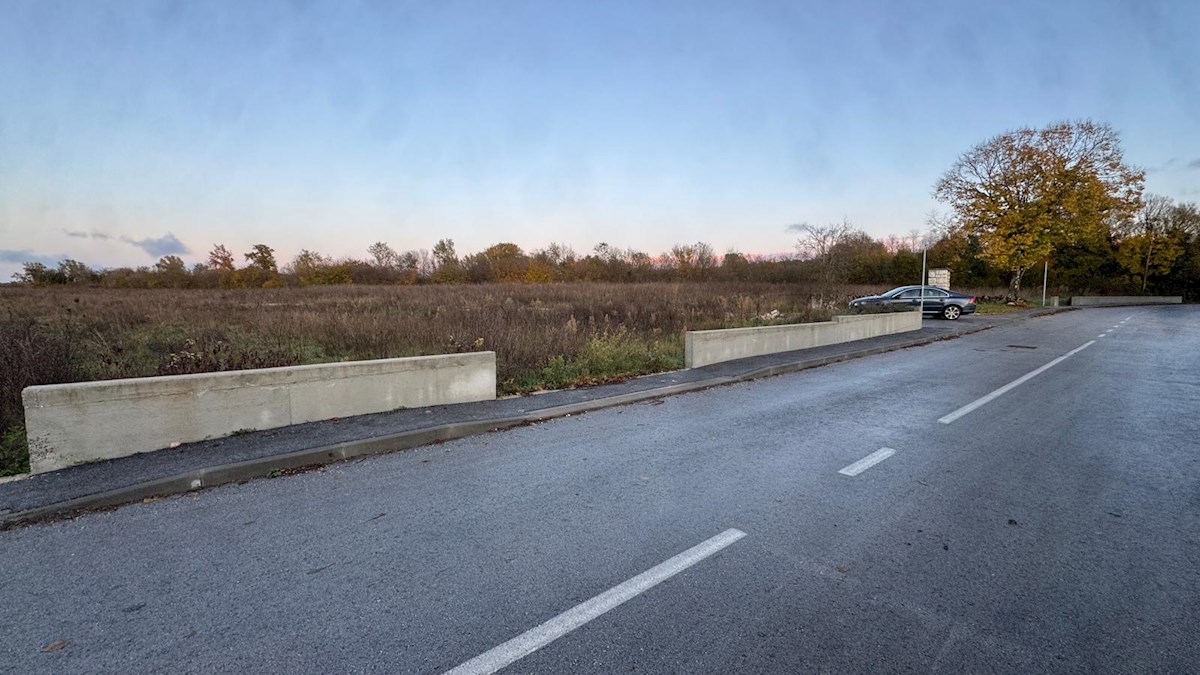 Gradbeno zemljišče z gradbenim dovoljenjem in infrastrukturo - Marčana, Istra