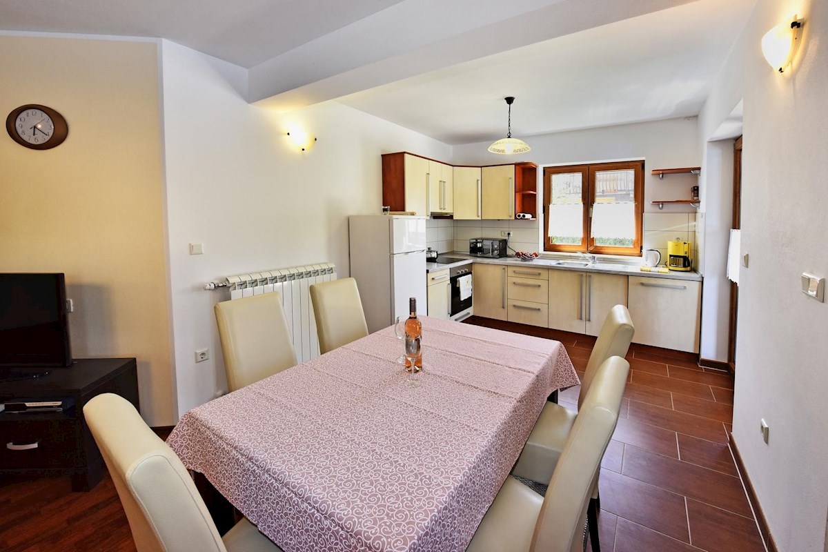 Hiša z bazenom in štirimi stanovanjskimi enotami v mirnem okolju – okolica Poreča