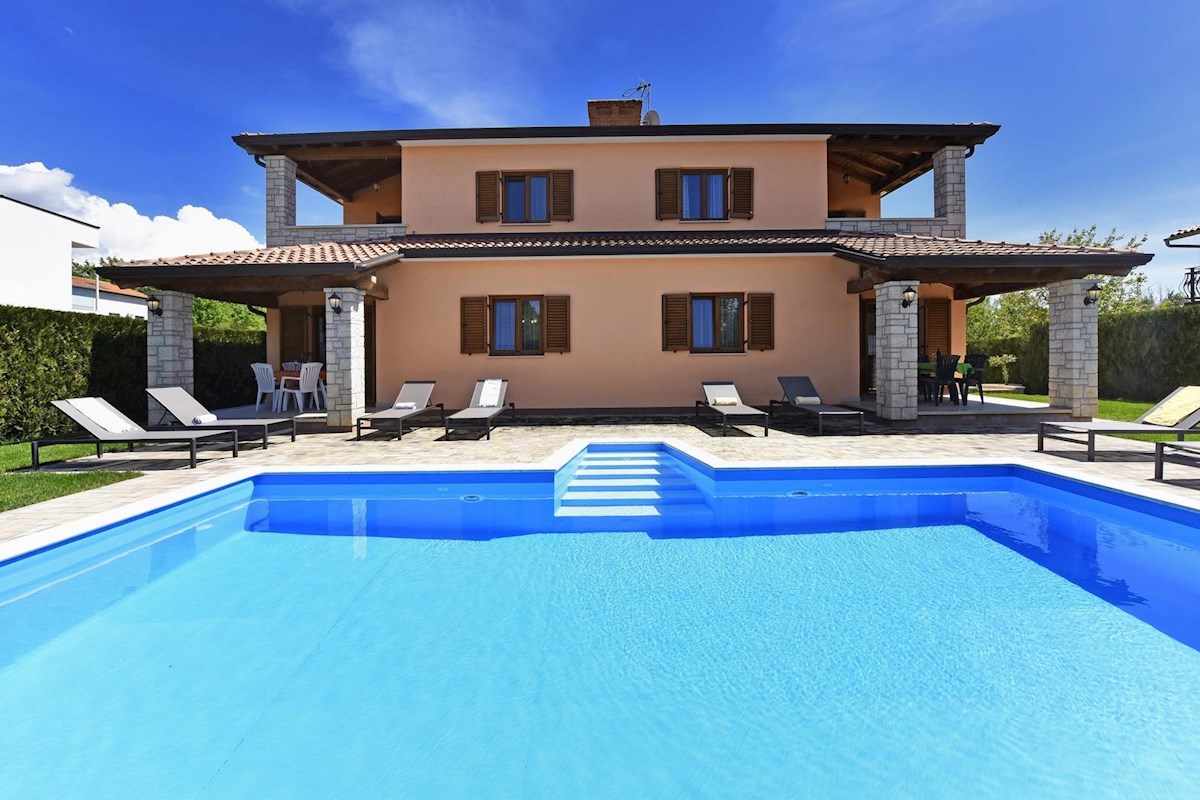 Hiša z bazenom in štirimi stanovanjskimi enotami v mirnem okolju – okolica Poreča