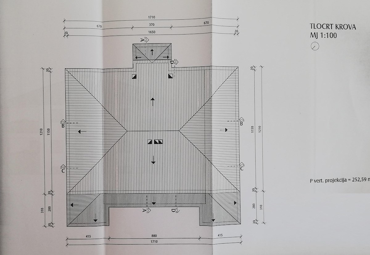 Hiša z bazenom in štirimi stanovanjskimi enotami v mirnem okolju – okolica Poreča