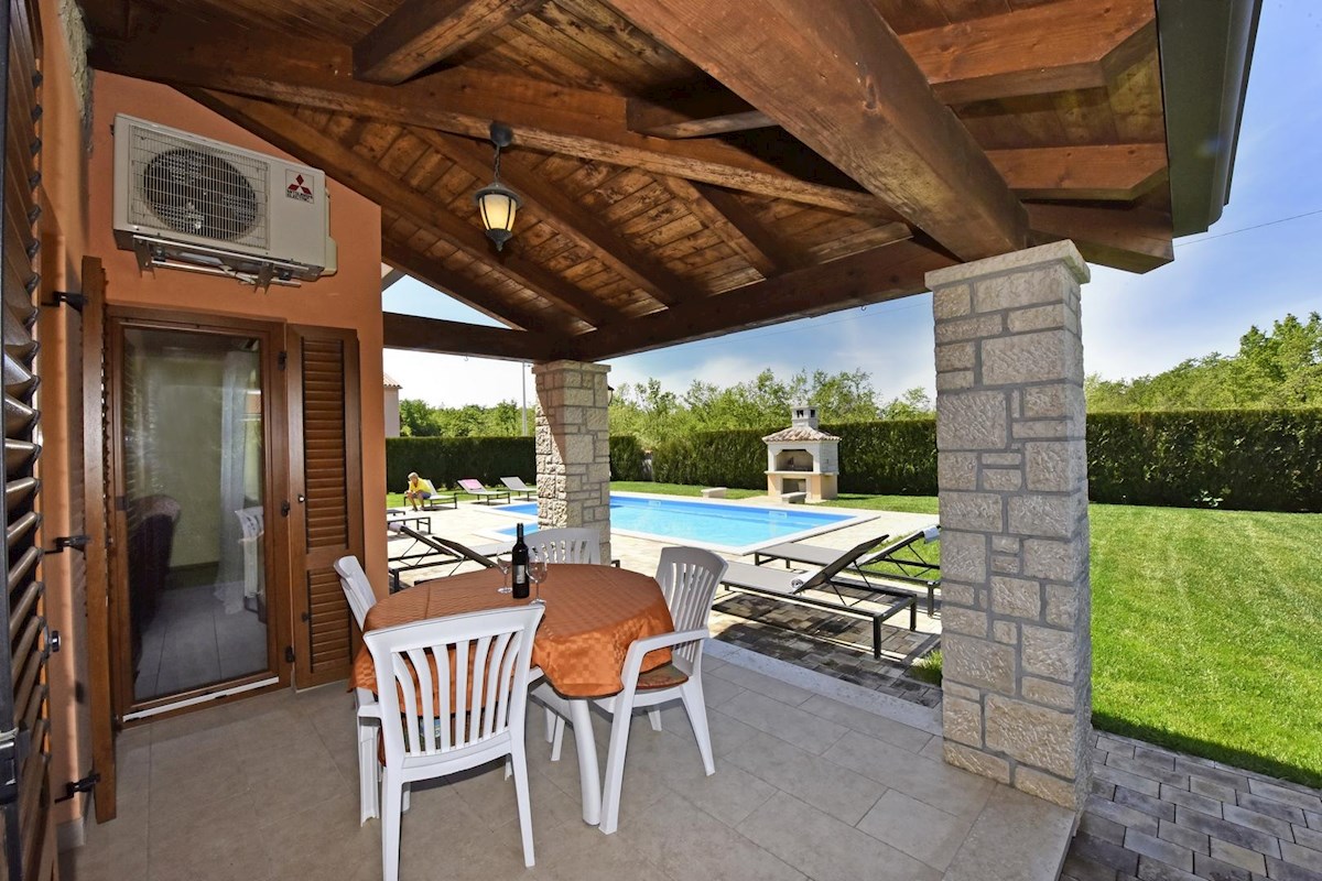 Hiša z bazenom in štirimi stanovanjskimi enotami v mirnem okolju – okolica Poreča