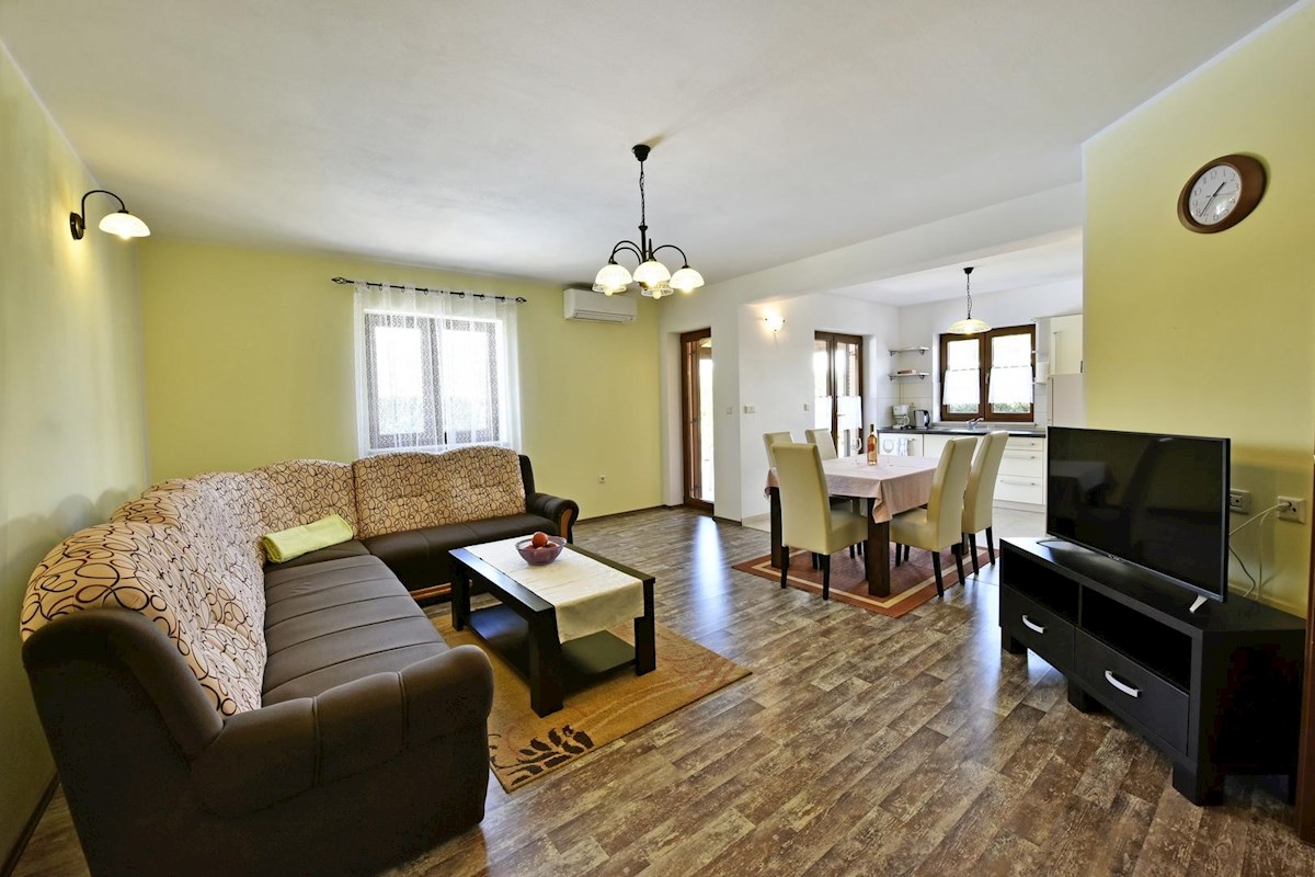 Hiša z bazenom in štirimi stanovanjskimi enotami v mirnem okolju – okolica Poreča