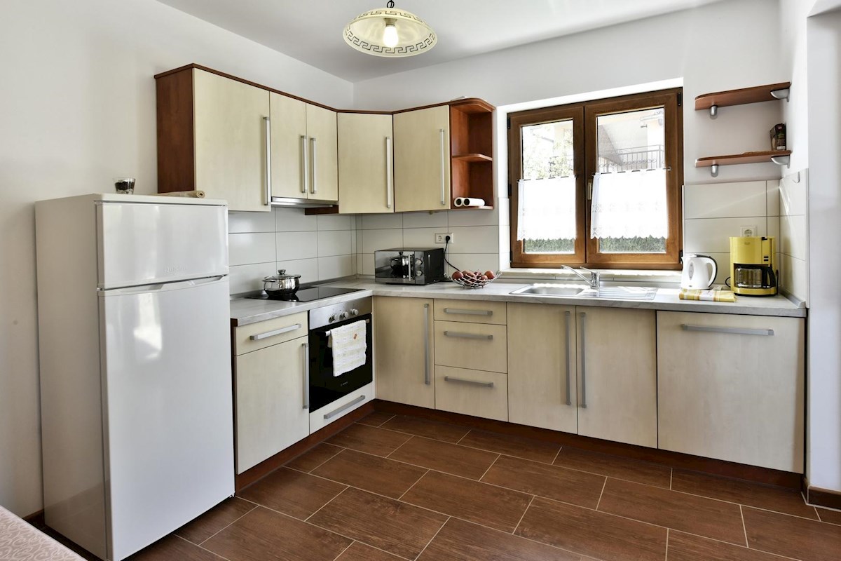 Hiša z bazenom in štirimi stanovanjskimi enotami v mirnem okolju – okolica Poreča