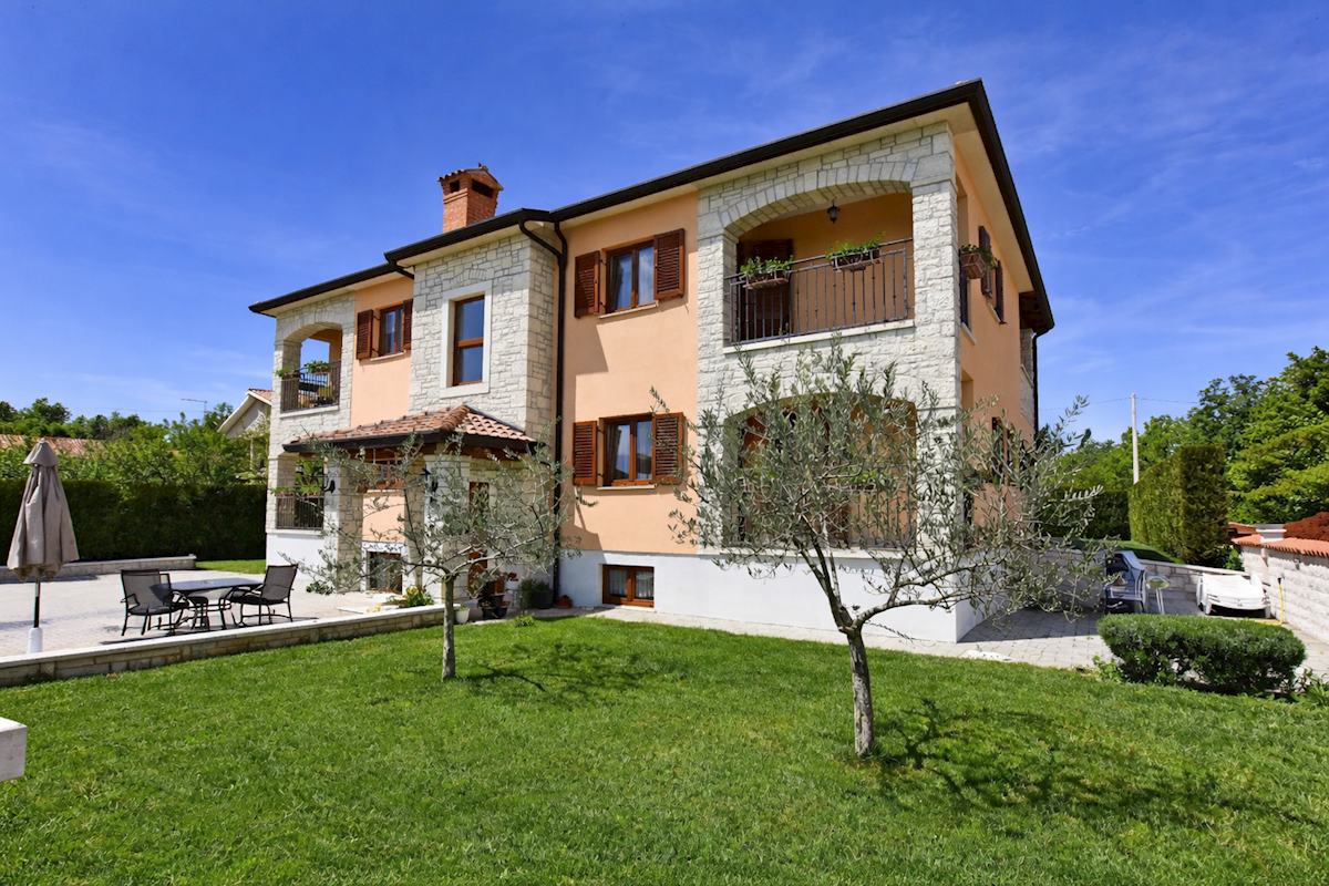 Hiša z bazenom in štirimi stanovanjskimi enotami v mirnem okolju – okolica Poreča