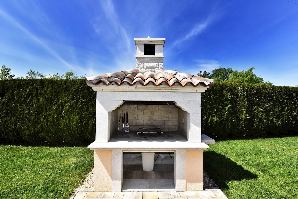 Hiša z bazenom in štirimi stanovanjskimi enotami v mirnem okolju – okolica Poreča