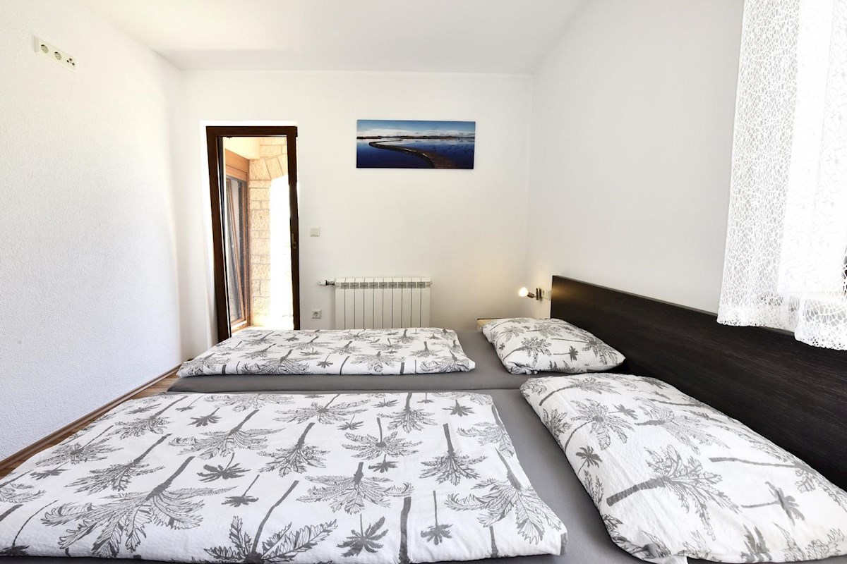 Hiša z bazenom in štirimi stanovanjskimi enotami v mirnem okolju – okolica Poreča