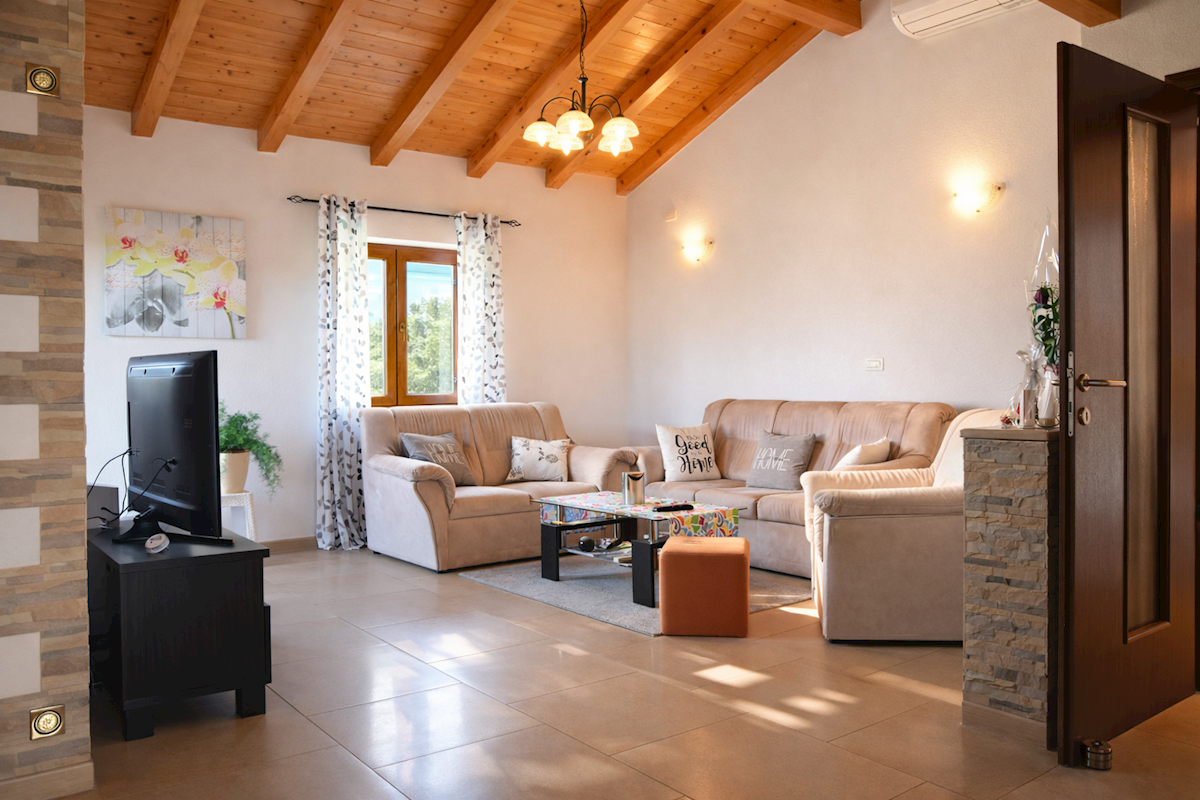 Hiša z bazenom in štirimi stanovanjskimi enotami v mirnem okolju – okolica Poreča