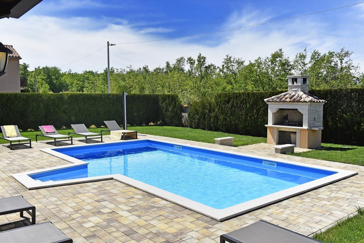 Hiša z bazenom in štirimi stanovanjskimi enotami v mirnem okolju – okolica Poreča
