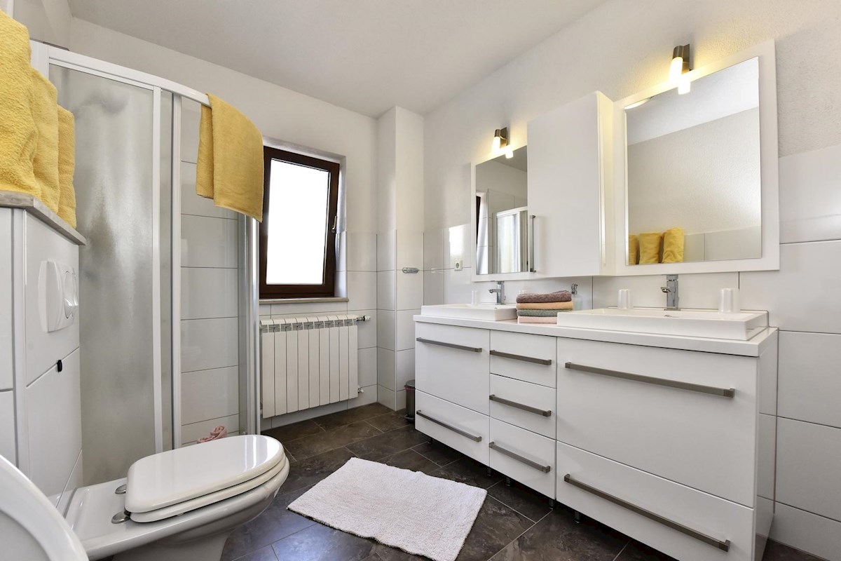 Hiša z bazenom in štirimi stanovanjskimi enotami v mirnem okolju – okolica Poreča