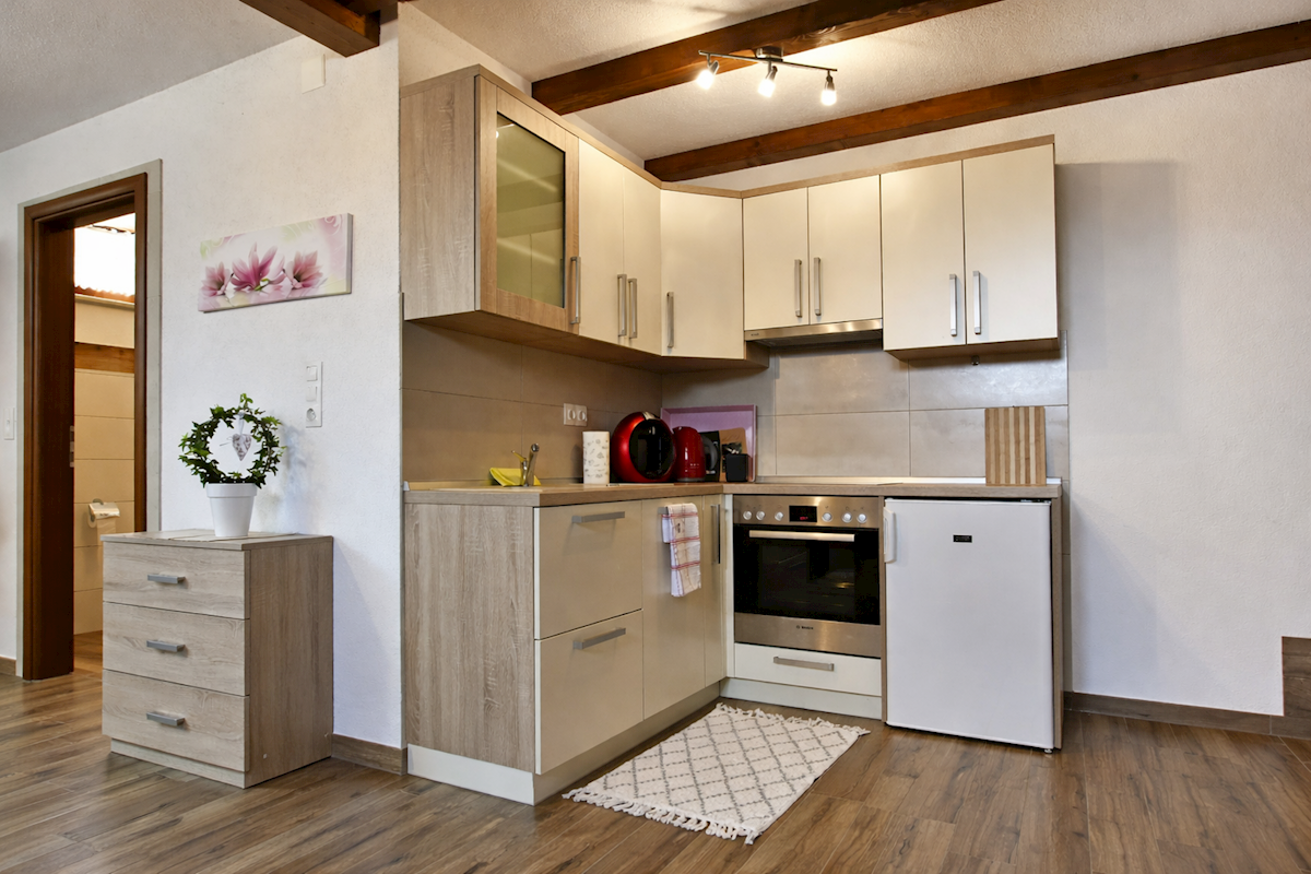 Hiša z bazenom in štirimi stanovanjskimi enotami v mirnem okolju – okolica Poreča