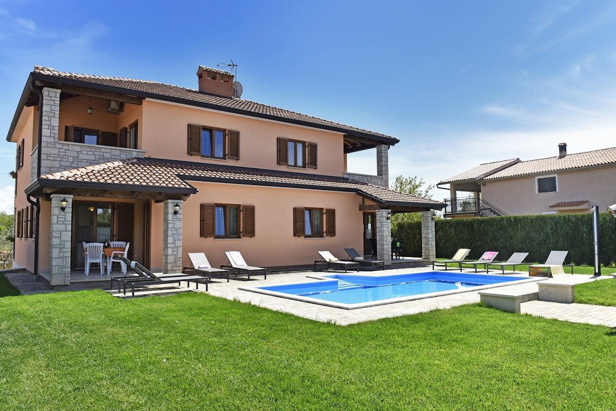 Hiša z bazenom in štirimi stanovanjskimi enotami v mirnem okolju – okolica Poreča